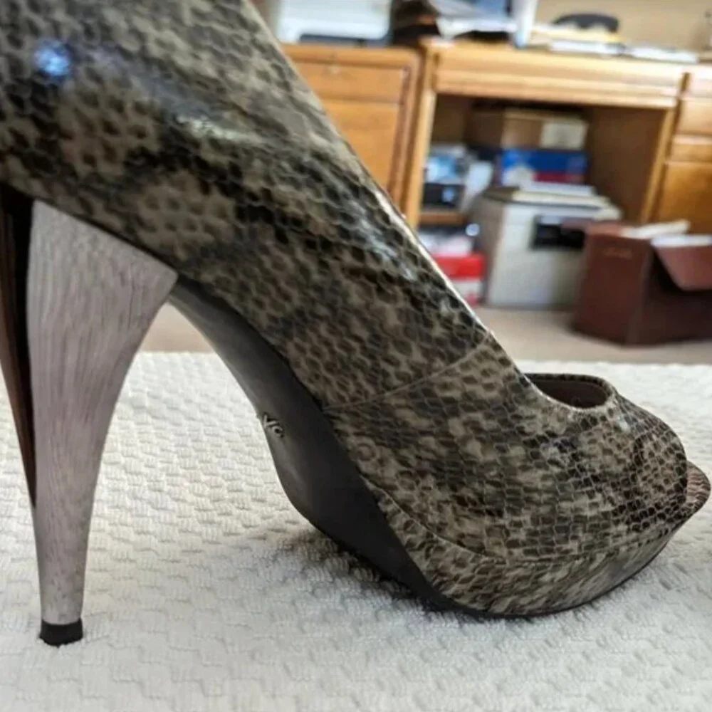 Kenneth Cole faux snake skin  peep toe leather heel 8.5 - Picture 3 of 7